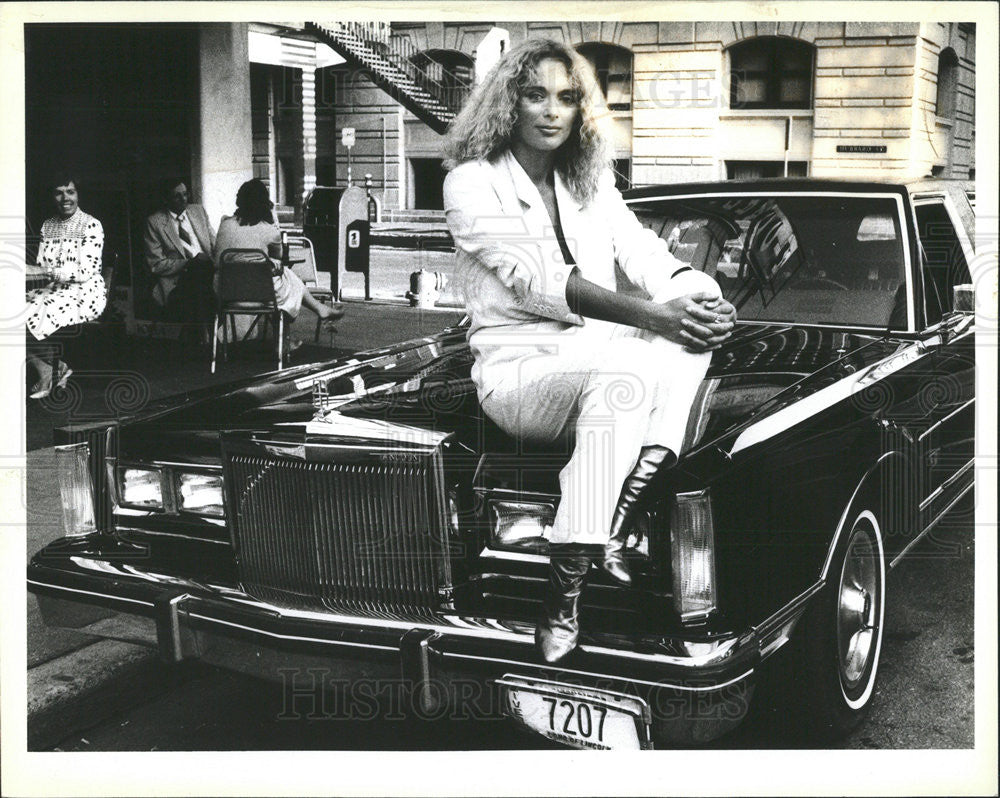 1983 Press Photo Actress Cybil Danning poses on a limousine (Ricardo&#39;s) - Historic Images