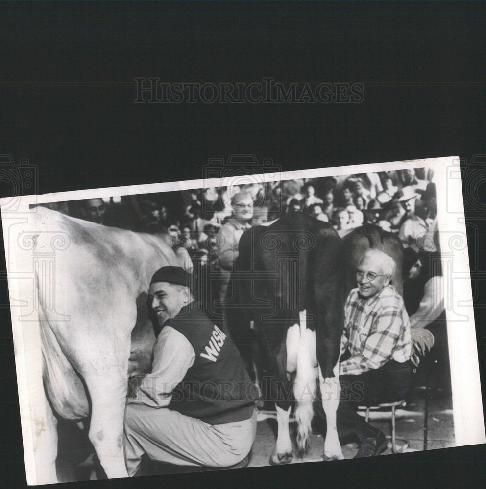 1954 Press Photo Oscar Rennebohm,Milt Bruhm of Wis milking a cow - Historic Images