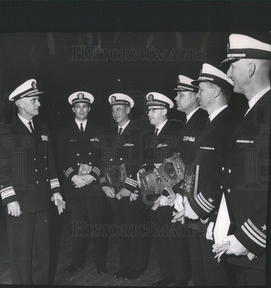 1967 Press Photo Naval district awards trophies - Historic Images