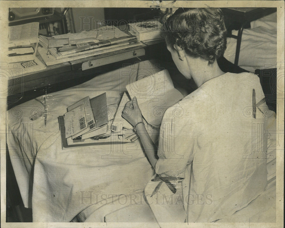 1952 Press Photo Mrs. &quot;X&quot;, reading batch of letters brought to her by Sun-Times - Historic Images