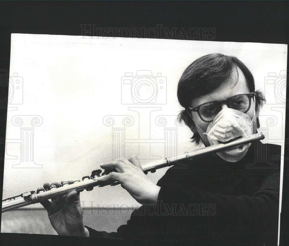 1977 Press Photo Richard Myszynski,musician,mask to protect from fog effect - Historic Images