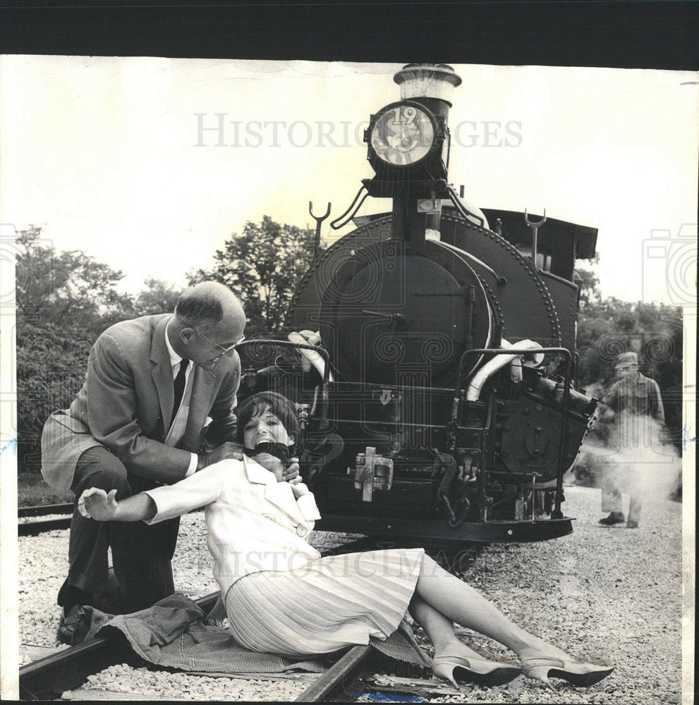 1965 Press Photo Perils of Pauline&quot; with Mrs Burton Joseph and W Press Hodgkins - Historic Images