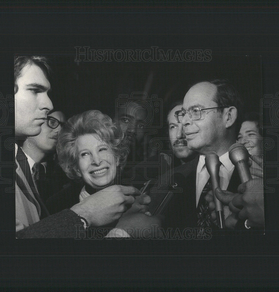 1974 Press Photo Earl Bush Interacting with the Press - Historic Images
