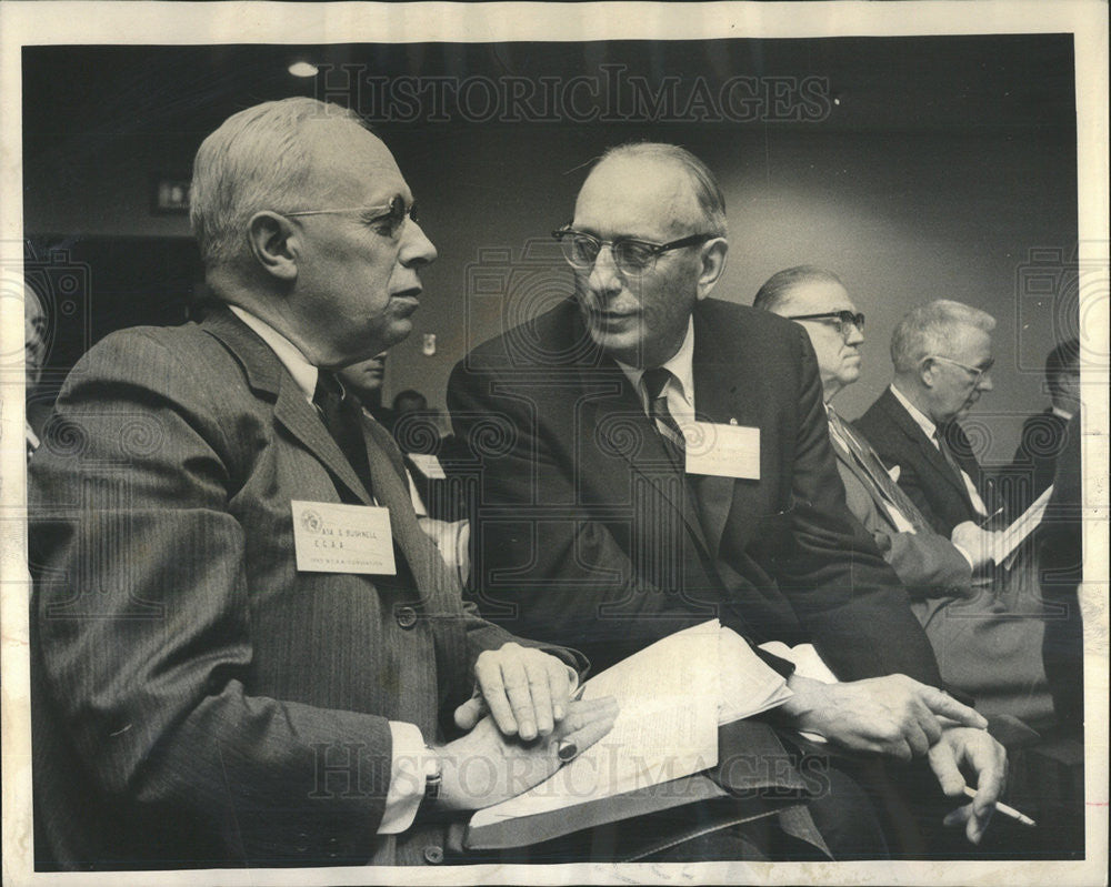 1965 Press Photo Asa Bushnell Confers With Tug Wilson - Historic Images