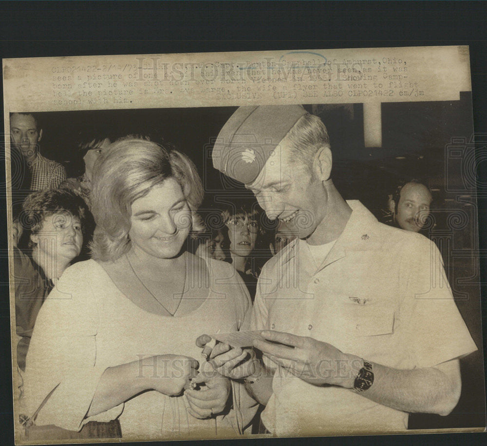 1973 Press Photo Eva Barge showing Burton Campbell picture of his kids - Historic Images