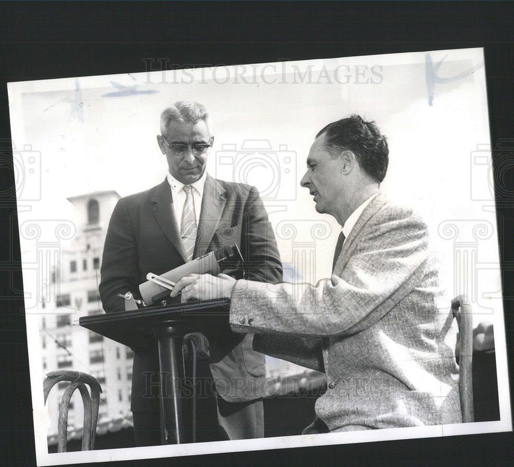 1958 Press Photo Leon Campbell Jr. National Supervisor of Moon Watchers - Historic Images