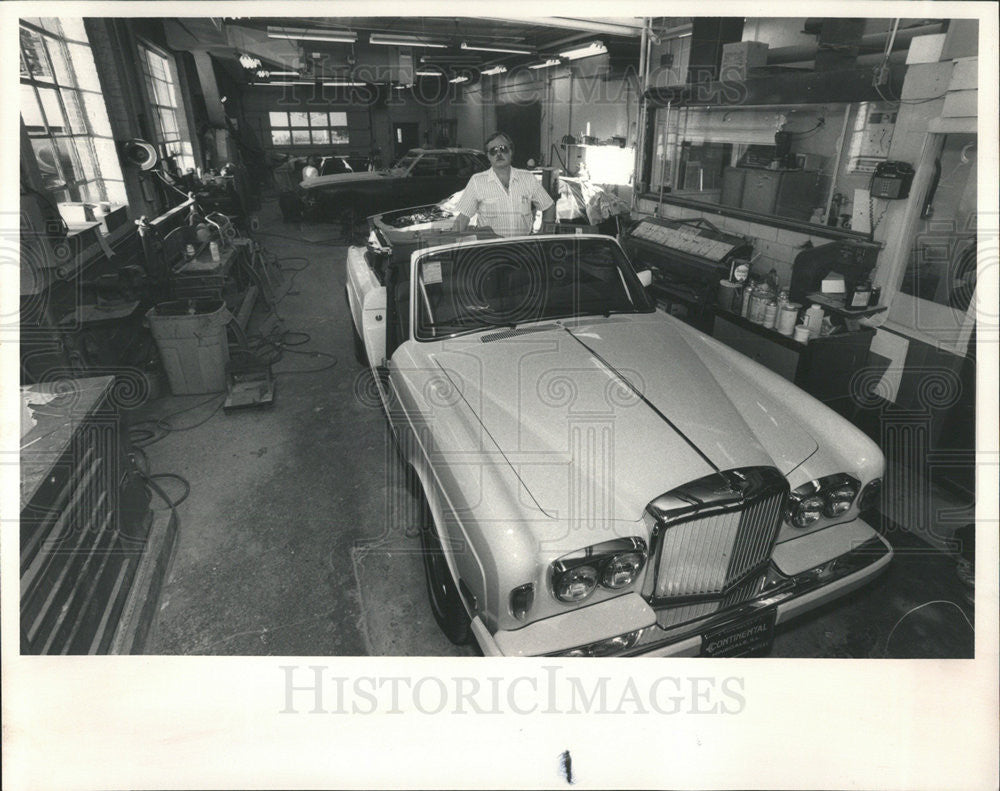 1988 Press Photo Steve Campbell with cars his shop works on - Historic Images