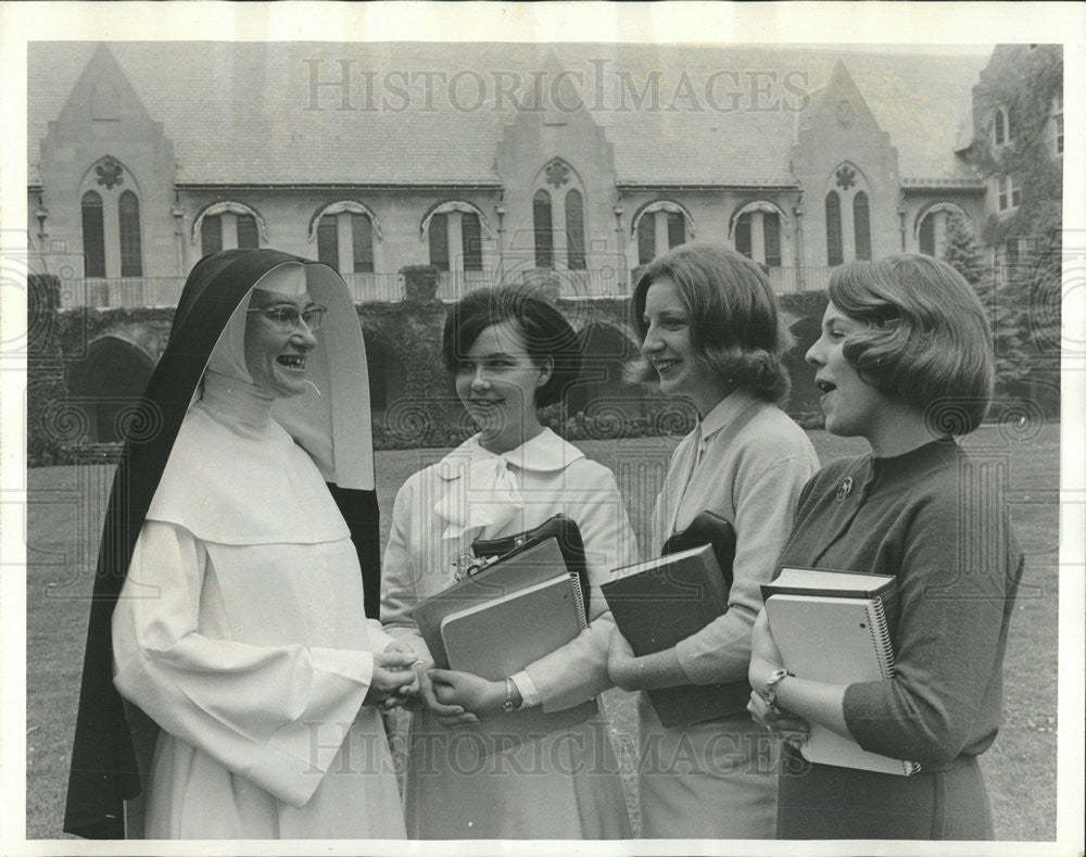 1964 Press Photo Sister M.Candida of Rosary College welcomes students - Historic Images