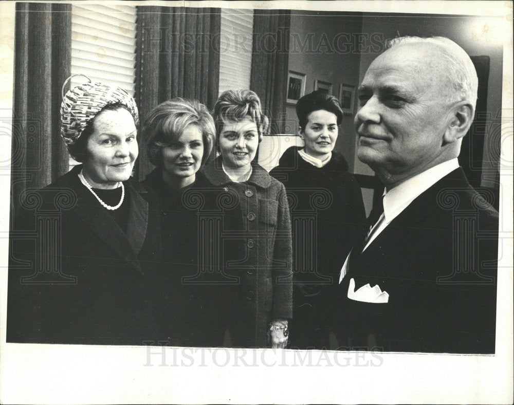 1965 Press Photo Mr and Mrs Francis Canary,Pat , Nancy &amp; Sheila Canary - Historic Images