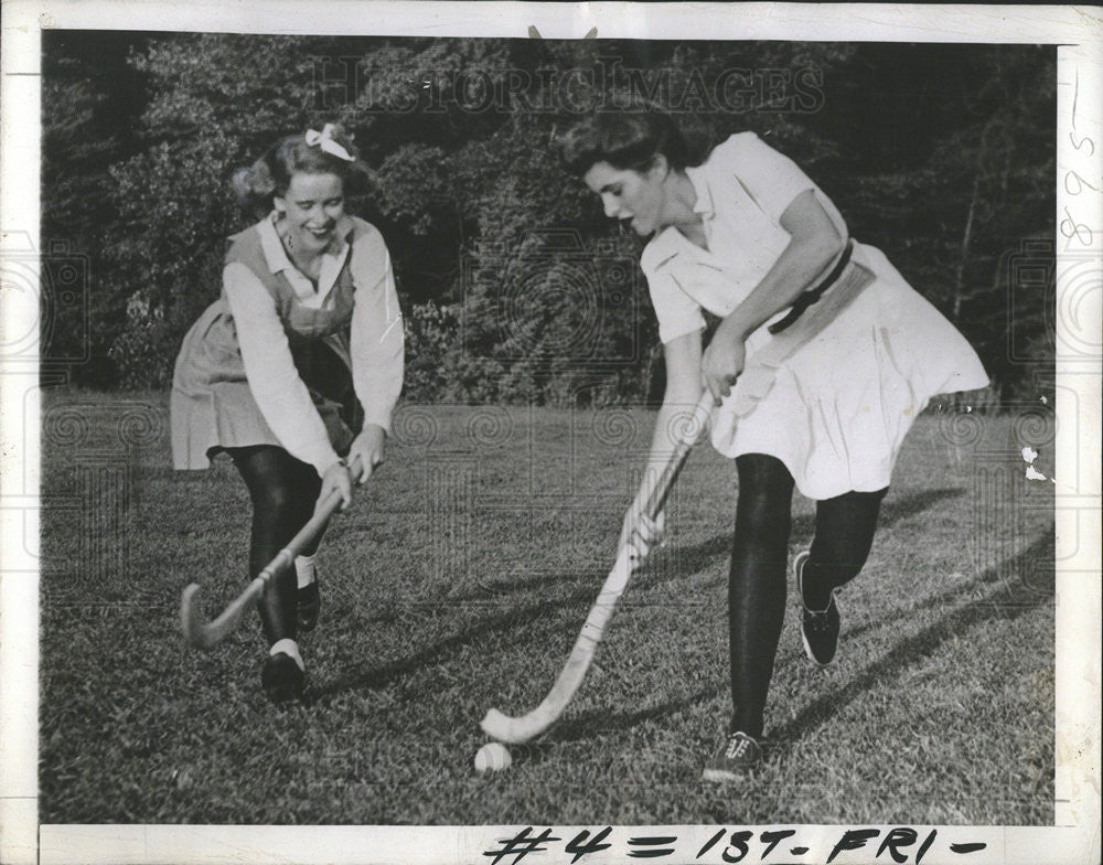 1941 Press Photo Patricia Ann Kennedy and Cathie Dives ,field hockey - Historic Images