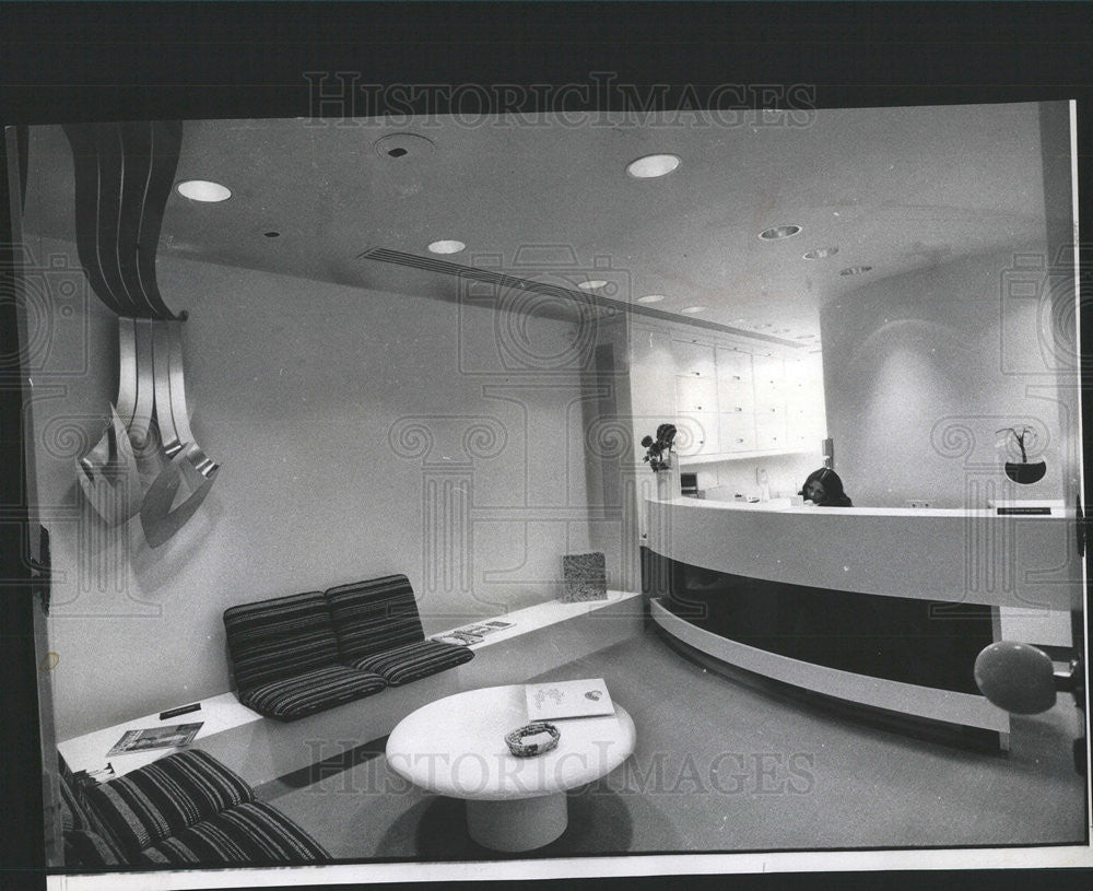 1975 Press Photo Dental Reception Office Sculpture Rainbow Molars - Historic Images