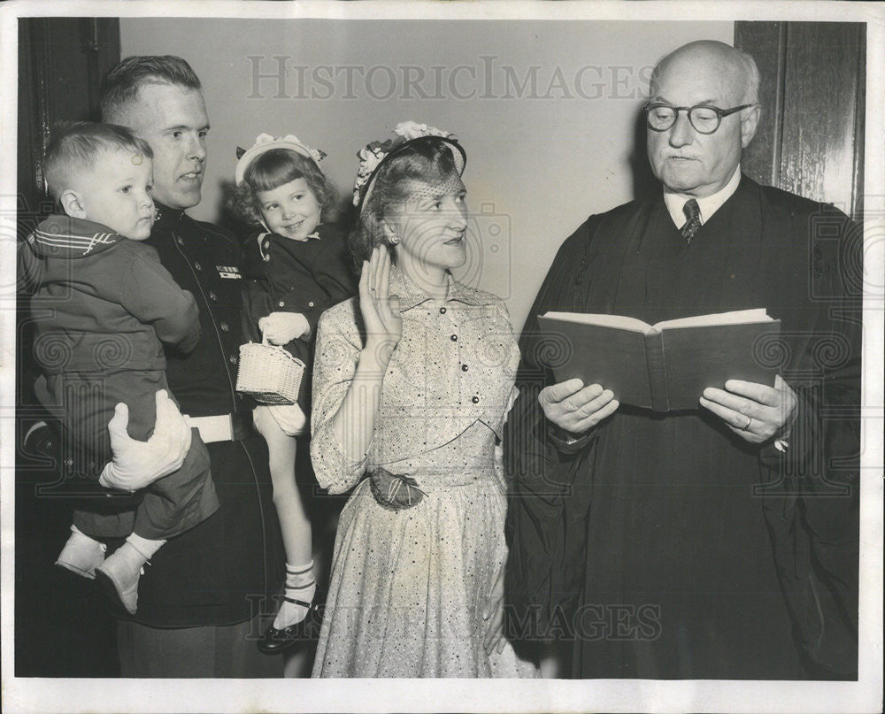 1955 Press Photo Judge Walter J LaBuy Oath Citizenship - Historic Images