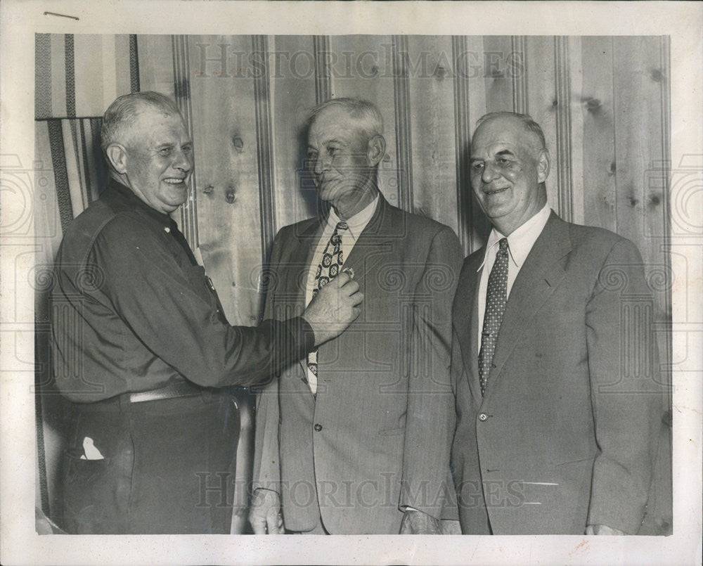 1951 Press Photo  CHIEF CARL LADENDORF GOLD BADGE GLENVIEW VOLUNTEER FIRE - Historic Images