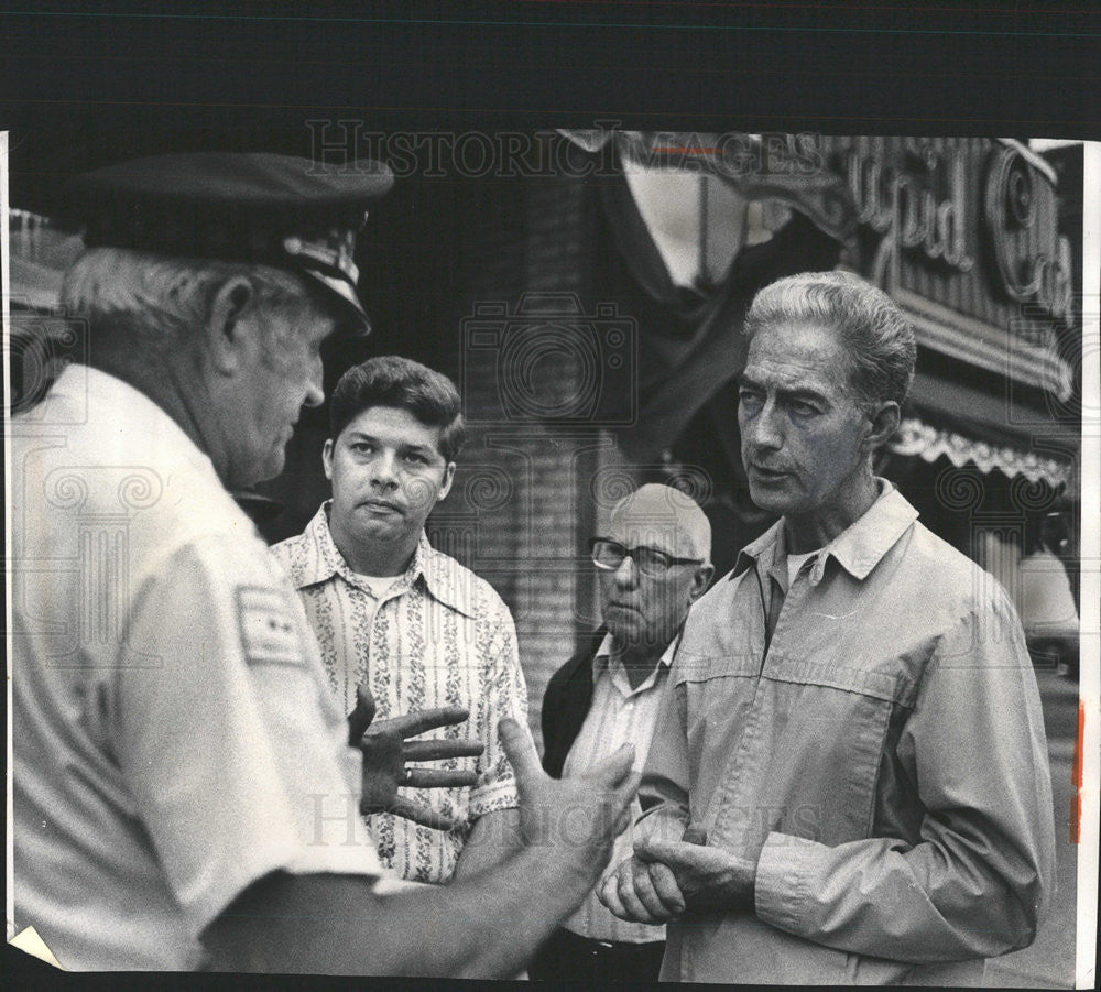 1973 Press Photo REV. FRANCIS X. LAWLOR SUPPORTERS POLICEMAN - Historic Images