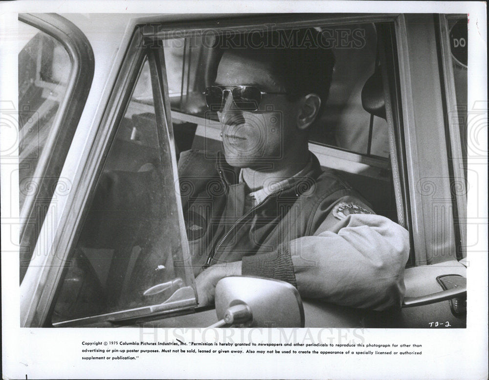 1991 Press Photo Robert DeNiro In Taxi Cab Watching Campaign Worker-The Sting - Historic Images