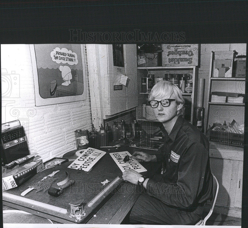 1973 Press Photo James DeMuth Experimental Glasses - Historic Images