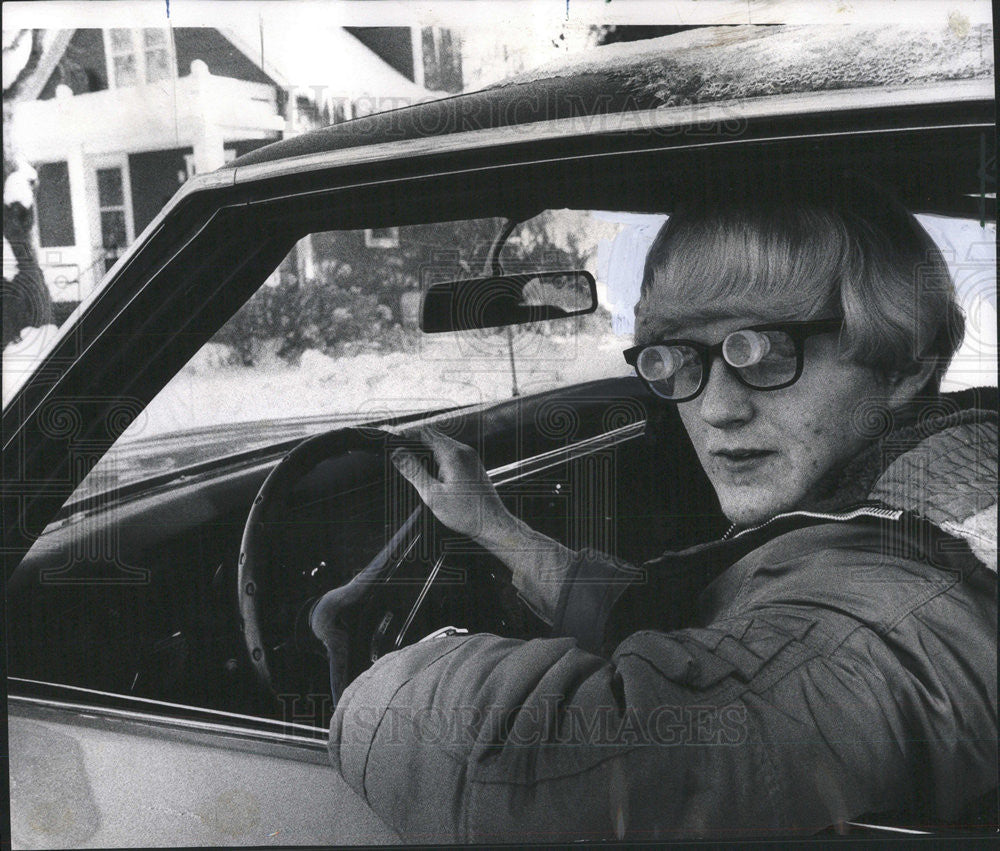 1973 Press Photo James DeMuth Experimental Glasses Allow Him To Keep License - Historic Images