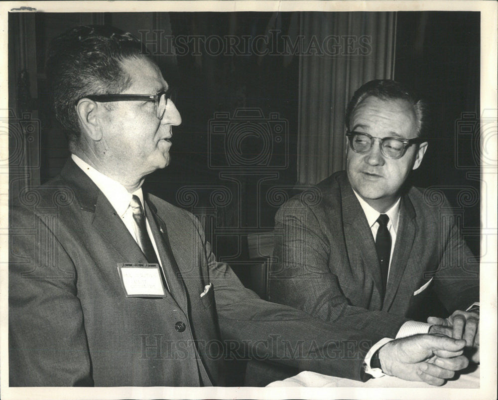 1964 Press Photo Paul McGlothing Abbot Lab Manager Richard Stull Aloe executive - Historic Images