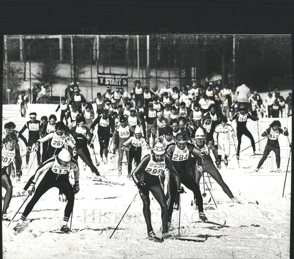 1981 Press Photo Duncan McLean Leads the Start of 10k Ice Skating race. - Historic Images