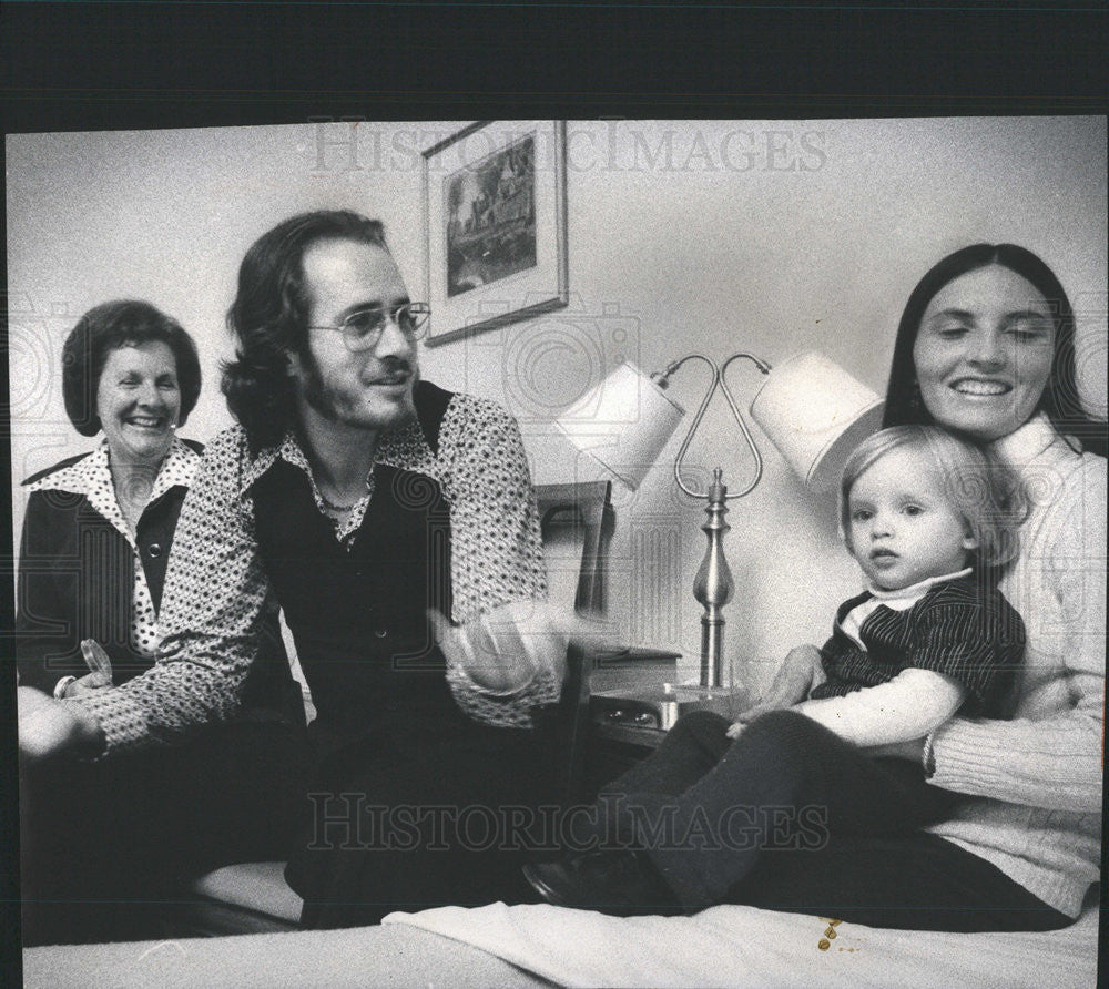 1974 Press Photo William Meis with Family members Lake Shore drive Hotel - Historic Images