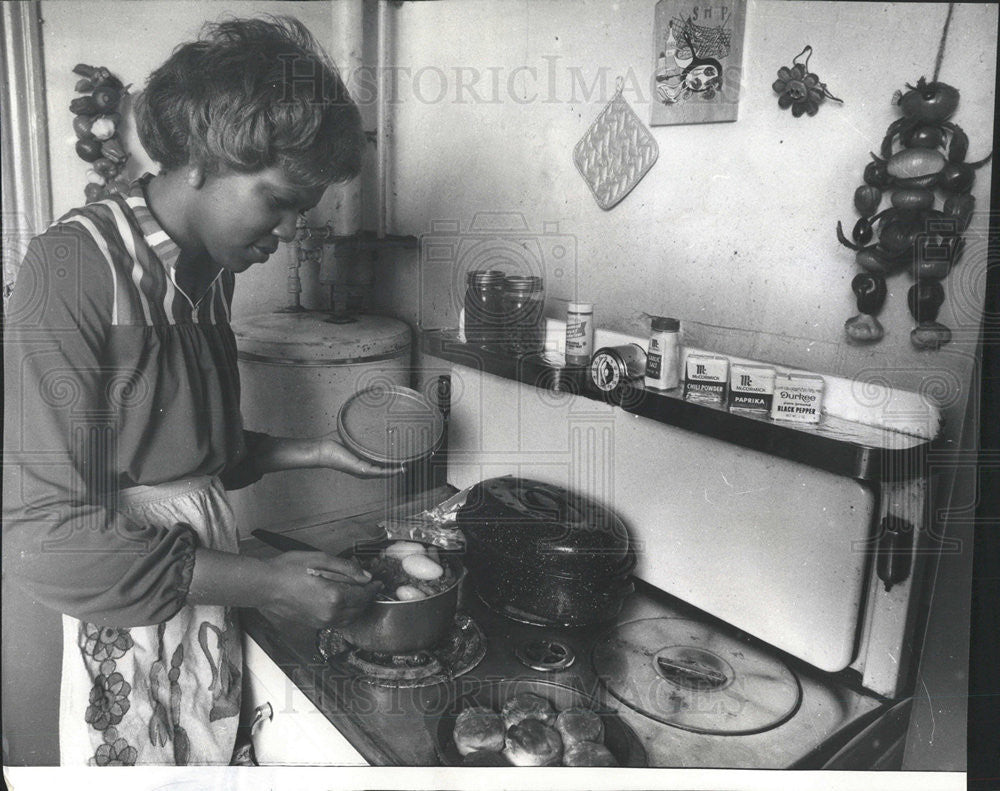 1975 Press Photo Beef Stew Prepared by Mrs Maurice Betty Wright - Historic Images