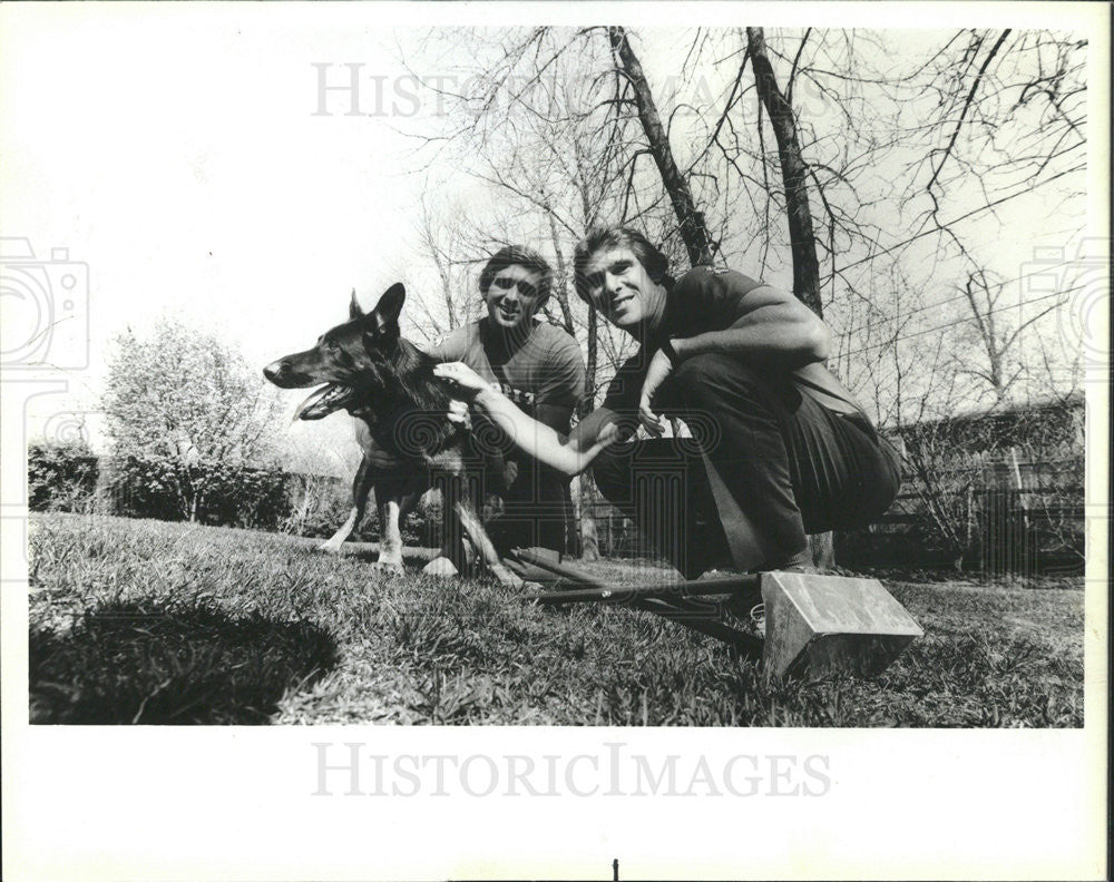 1986 Press Photo Larry and Gary Wright start &quot;Poopity Scoopers&quot; business - Historic Images