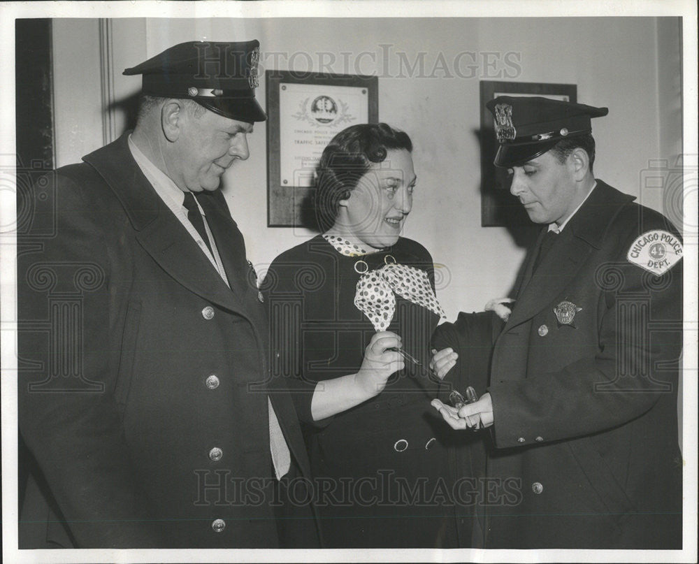 1958 Press Photo Officers Richard McLean &amp; Frank Podolsky caught burglar - Historic Images