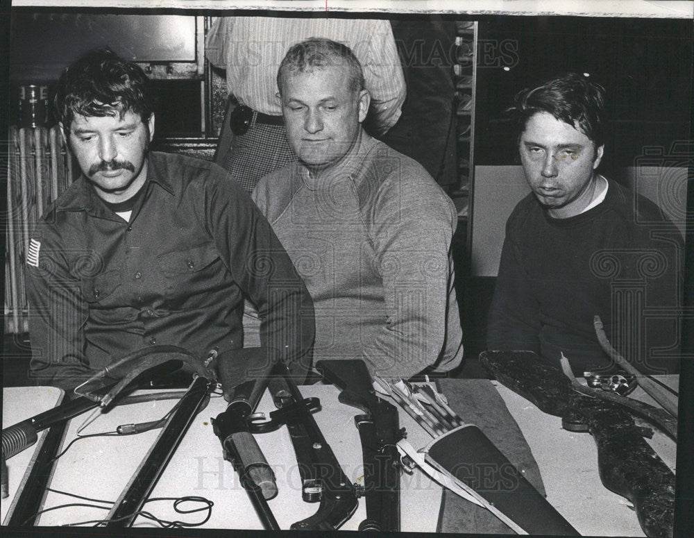 1974 Press Photo Dale Wyman Walter Myslinski John Lee fireman weapons by police - Historic Images