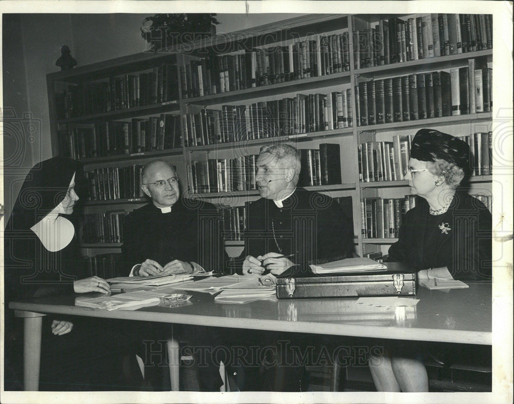 1964 Press Photo Rev.Aloysius J.Wycislo Chic.Archdiocesan Comm. meets members. - Historic Images