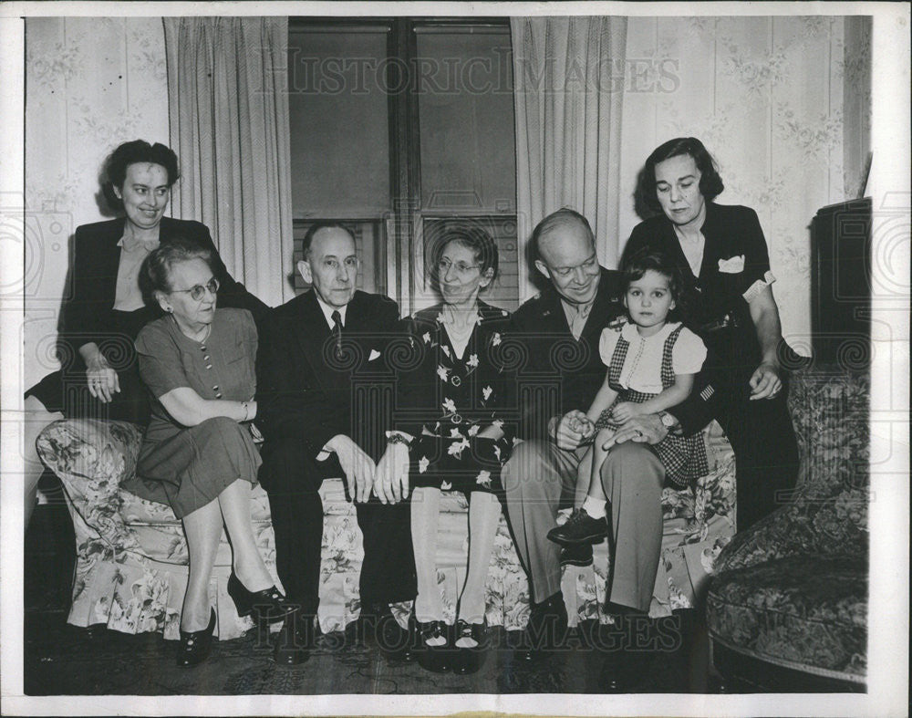 1945 Press Photo Gen. Dwight D. Eisenhower with Mrs. Eisenhower&#39;s relatives - Historic Images