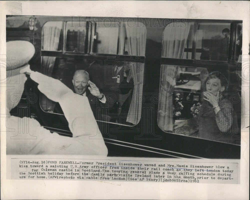 1962 Press Photo Former Pres.Eisenhower and his wife leaving London to Scotland. - Historic Images