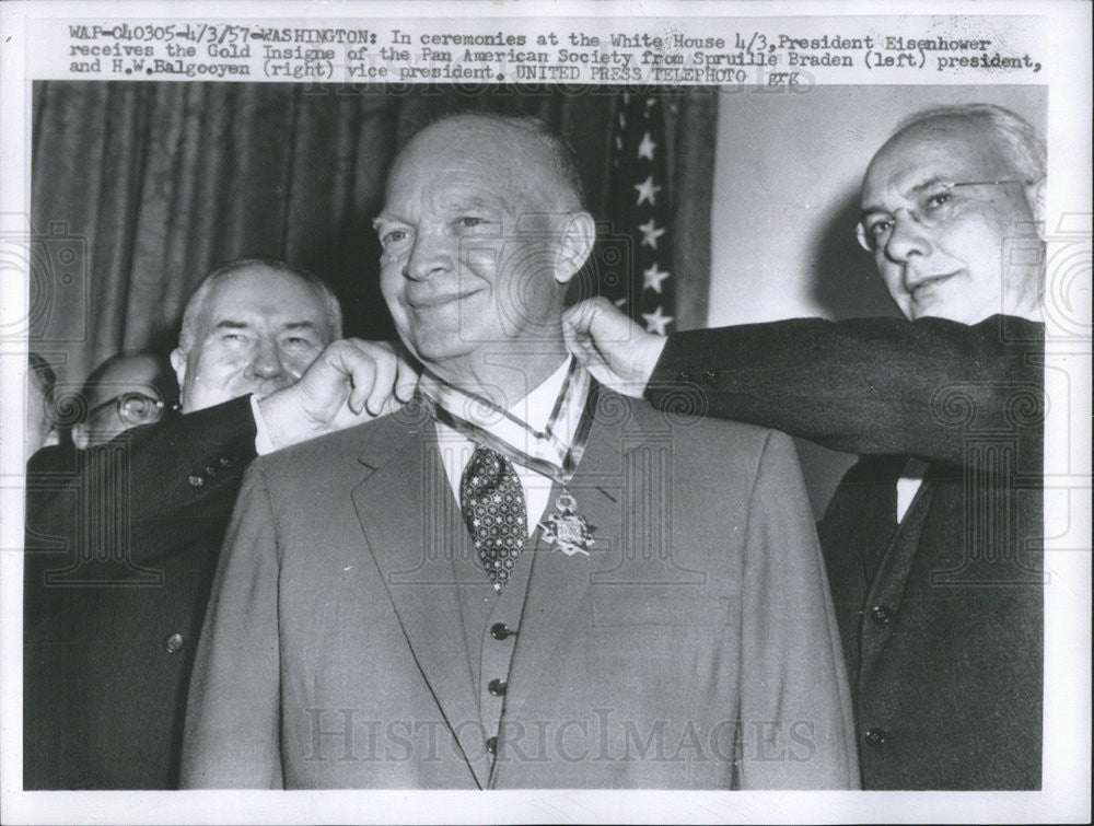 1957 Press Photo Dwight Eisenhower US president receive gold insigne White house - Historic Images