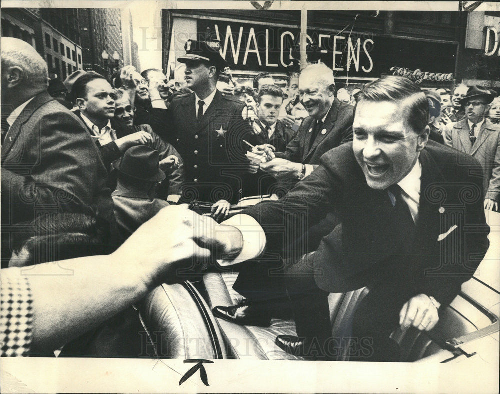 1964 Press Photo Former Pres. Dwight D. Eisenhower smilingly signs autographs - Historic Images