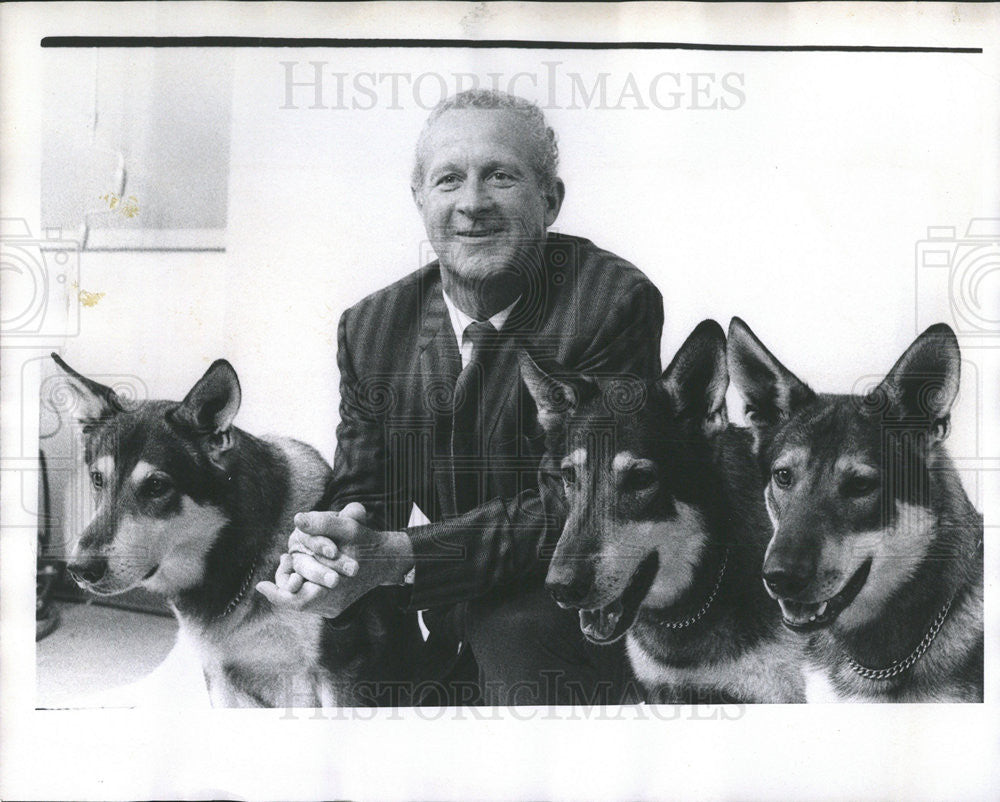 1969 Press Photo Charles P. Eisnmann and trained dogs - Historic Images