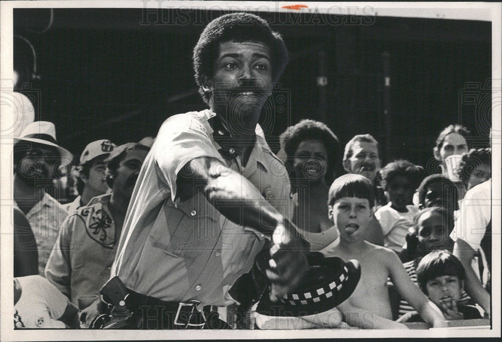 1980 Press Photo Policeman Ray Elder Super Rat Pitcher - Historic Images