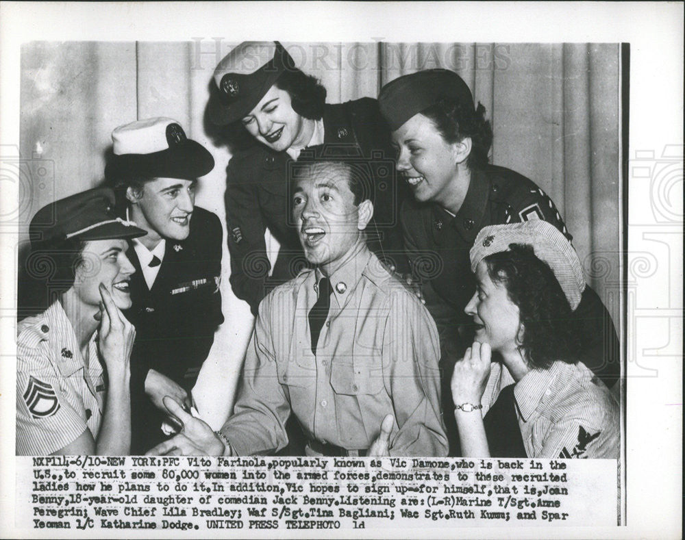 1952 Press Photo Vic Damone American Singer Entertainer demonstrate recruit lady - Historic Images