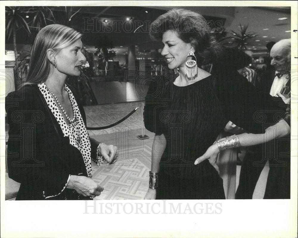 1984 Press Photo Model Debby Dan Enjoyed the fashions of North Shore. - Historic Images