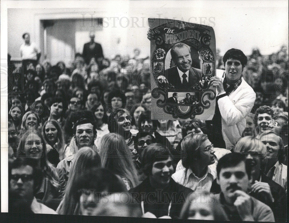 1972 Press Photo Views of the crowds with some displays of support for Nixon. - Historic Images