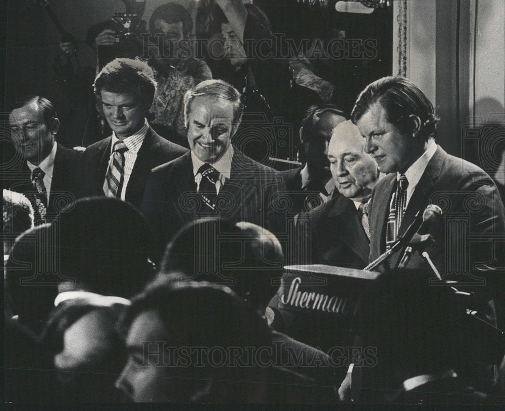 1972PressPhoto Cook Co. Domos at BM Sherman house and rally at State and Madison - Historic Images