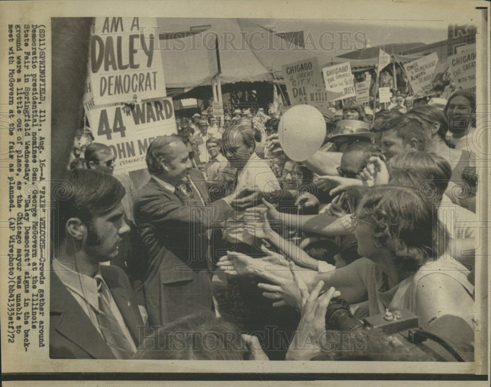 1972 Press Photo Crowd Around Democratic Nominee Sen. George McGovern. - Historic Images