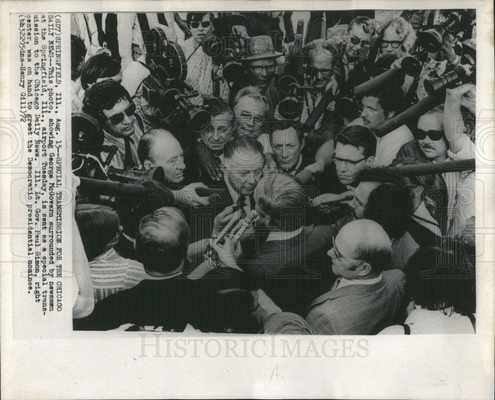 1972 Press Photo Newsmen Surrounding Sen. George McGovern. - Historic Images