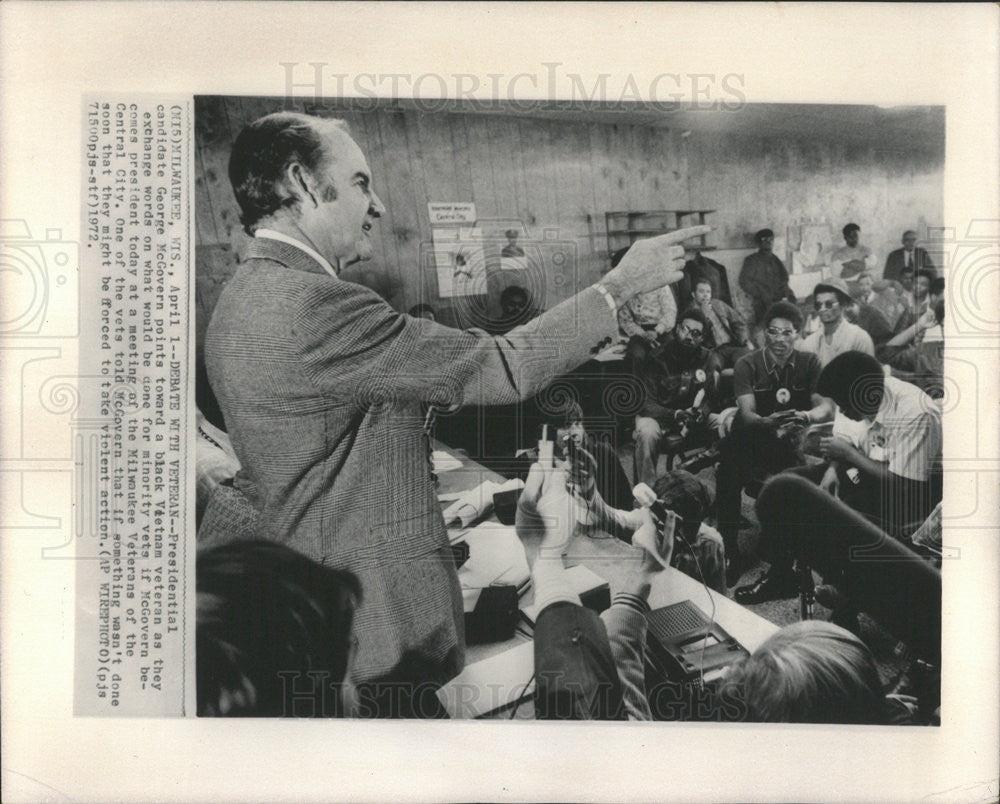 1972 Press Photo Presidential Candidate George McGovern Debates with Veteran. - Historic Images