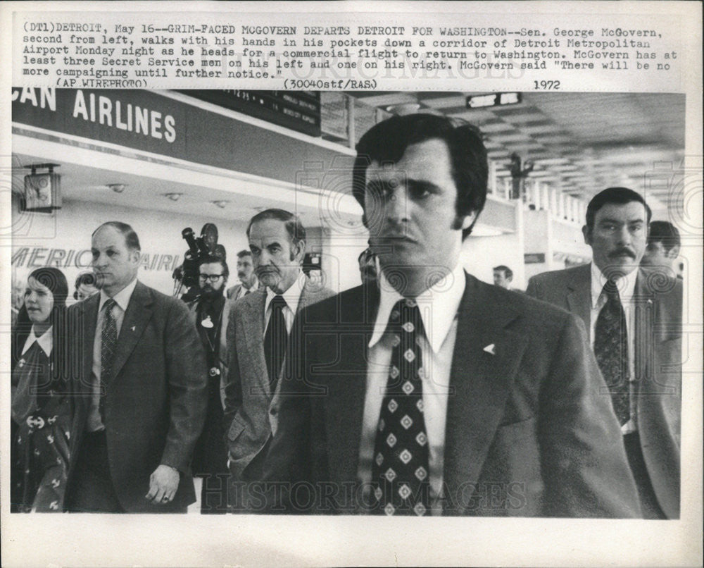 1967 Press Photo Senator George McGovern Detroit Metropolitan Airport - Historic Images