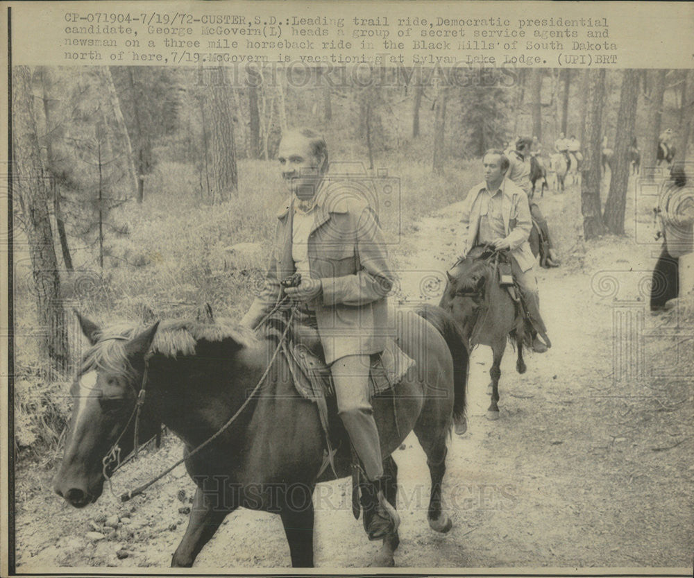 1972 Press Photo George McGovern US Senator Group horseback ride Black Hills - Historic Images