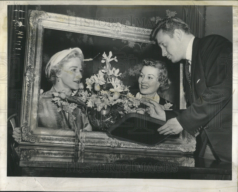 1953 Press Photo Mrs James McGrath and Donald Wheeler pose as Leonard ...