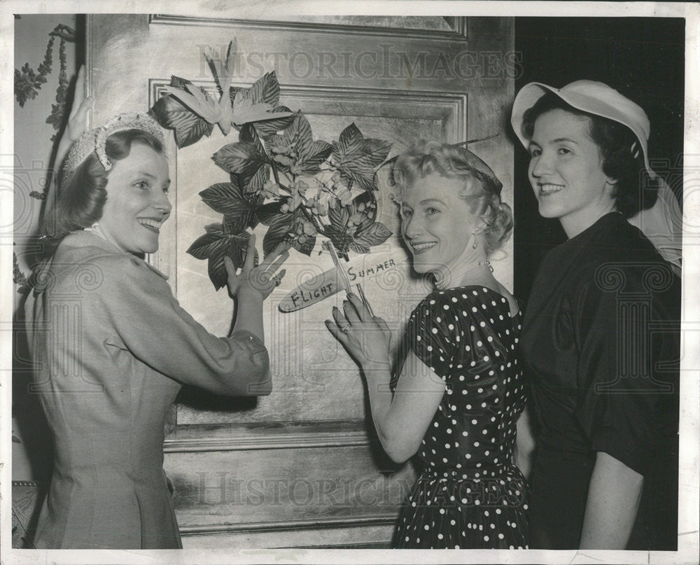 1954 Press Photo Neill McGrath Dowdle Arrange Decorations For Flight Into Summer - Historic Images