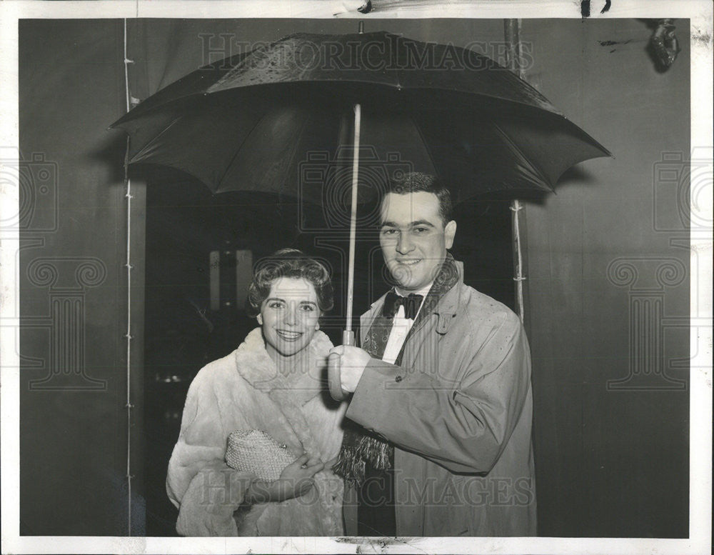 1960 Press Photo Cicero Hold Umbrella For Vezzorio As Arrive At Mid Winter Ball - Historic Images