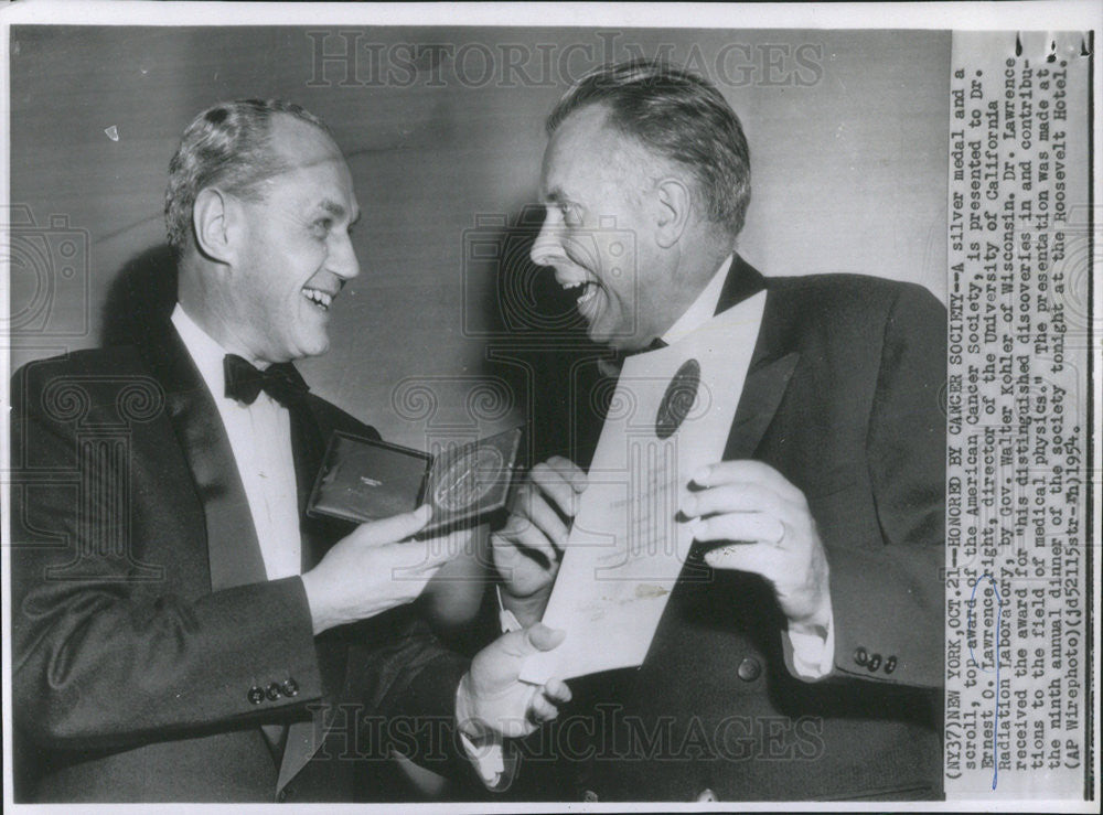 1954 Press Photo Medal Award Presented To Lawrence Of University Of California - Historic Images