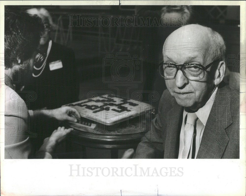 1983 Press Photo Butts Inventor Of Scrabble On Hand For North American Player - Historic Images