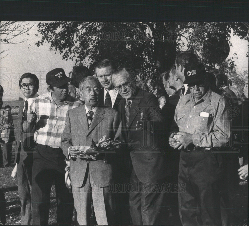 1975 Press Photo Earl Butz Japan Emperor - Historic Images